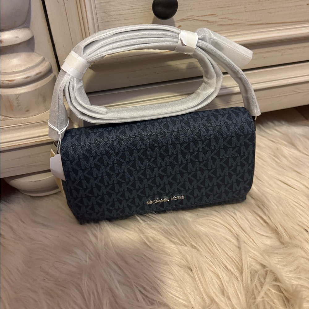 New with tag Michael kors Md Conv Pochette.